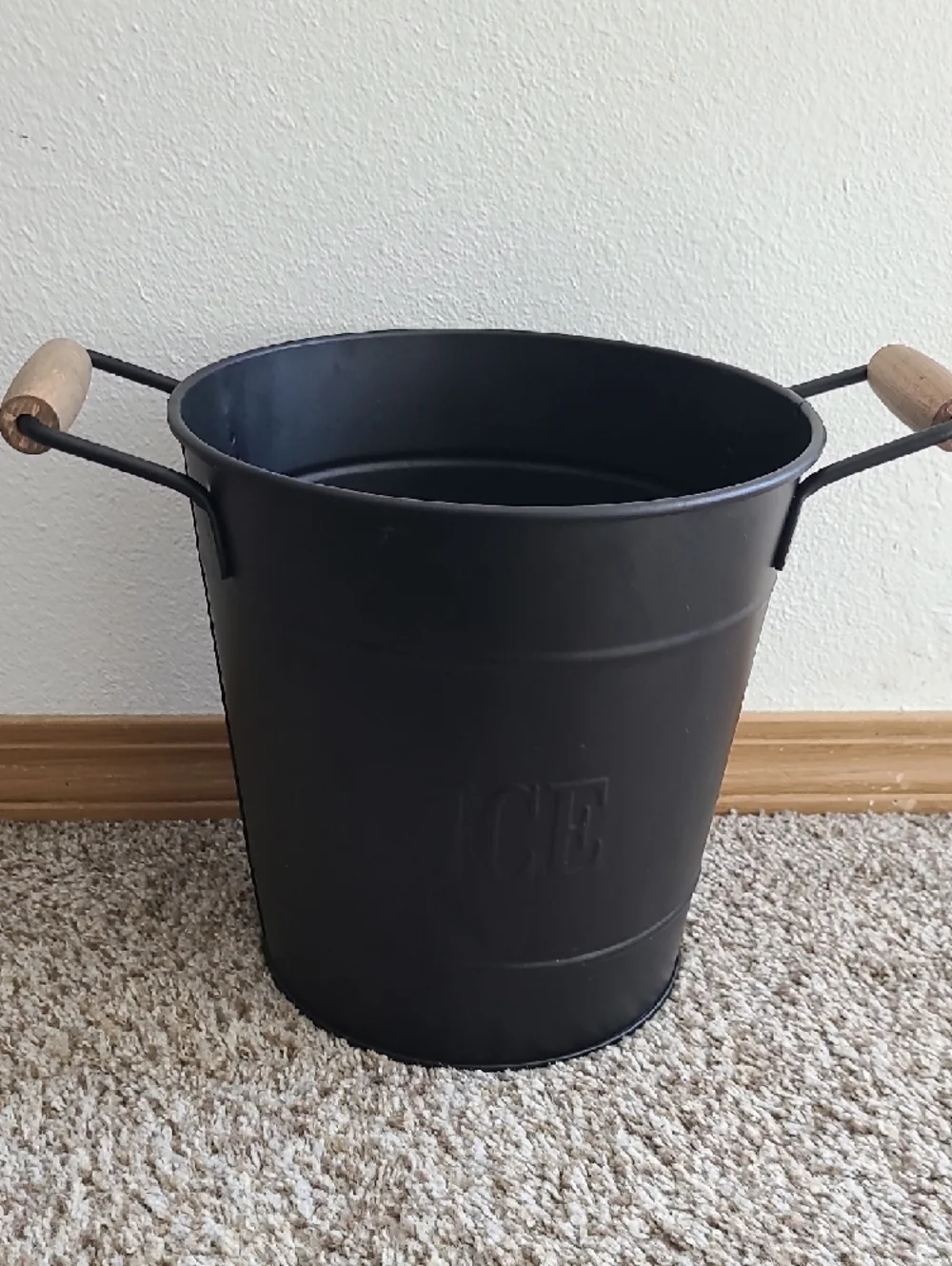 Black Metal Ice Bucket with Wooden Handle Accents Farmhouse